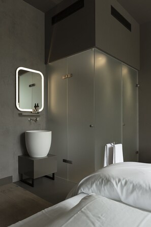 Quarto casal standard, 1 cama Queen (Small) | Banheiro | Chuveiro, chuveiro com efeito de chuva, produtos de toalete de grife 