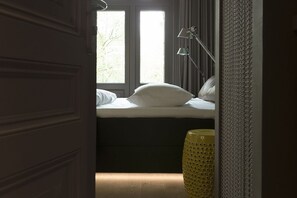 Quarto casal standard, 1 cama Queen (Small) | Cofres nos quartos, quartos à prova de som, berços (sobretaxa)