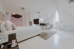 Cubrecamas y caja de seguridad en la habitación