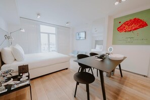 Habitación doble junior | Edredón, caja de seguridad en la habitación y insonorización 