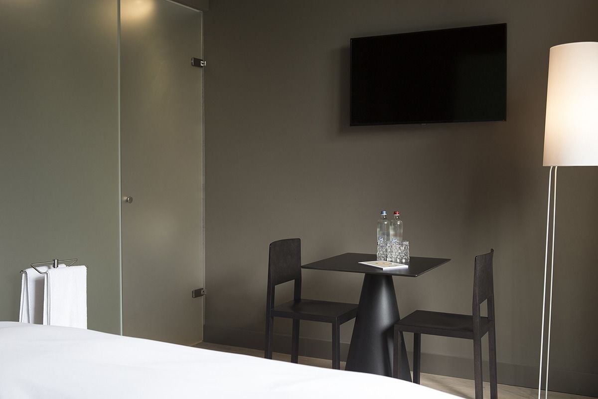 standard double room, 1 king bed | in-room safe, soundproofing, cots/infant beds, rollaway beds