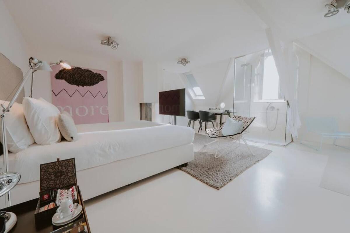Un dormitorio moderno con una cama, un escritorio y una silla.