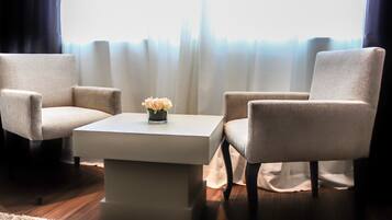 1 غرفة نوم وأغطية فراش متميزة وميني بار وخزنة داخل الغرفة