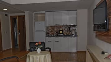 Suite, vista al mar | Minibar, caja de seguridad en la habitación y wifi gratis