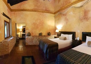 Standard Room, 2 Queen Beds | Bàn, bàn ủi/dụng cụ ủi quần áo, bộ trải giường 