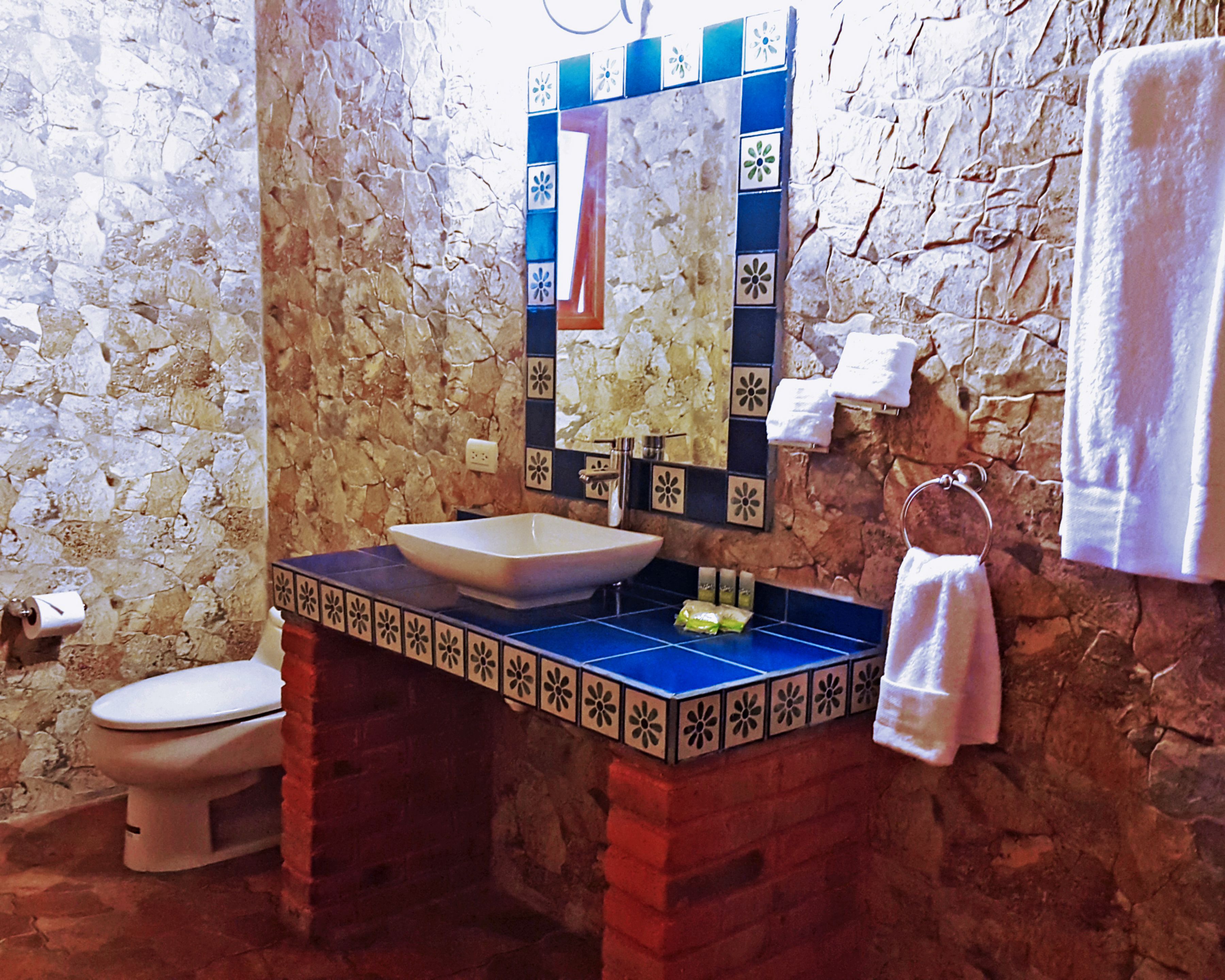 standard room, 1 queen bed | bathroom | shower, free toiletries, hair dryer, towels