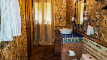 Standard Room, 3 Queen Beds | Bathroom