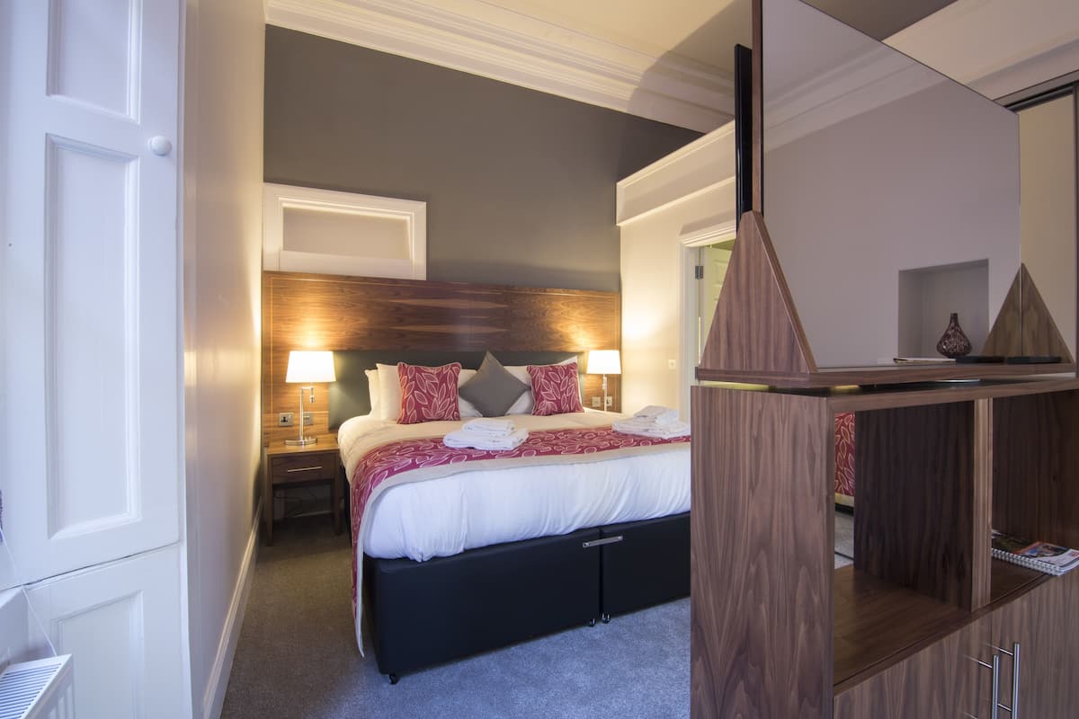 Standaard suite (Sofa bed for 3rd guest only) | Een bureau, een strijkplank/strijkijzer, beddengoed