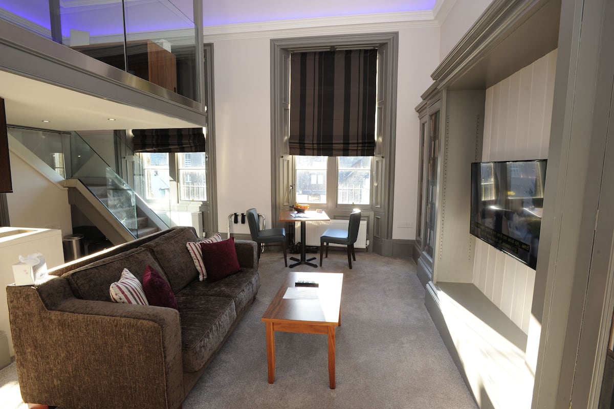 Suite – deluxe, 1 soverom (Duplex - Sofa bed for 3 only) | Oppholdsrom | Flatskjerm-TV