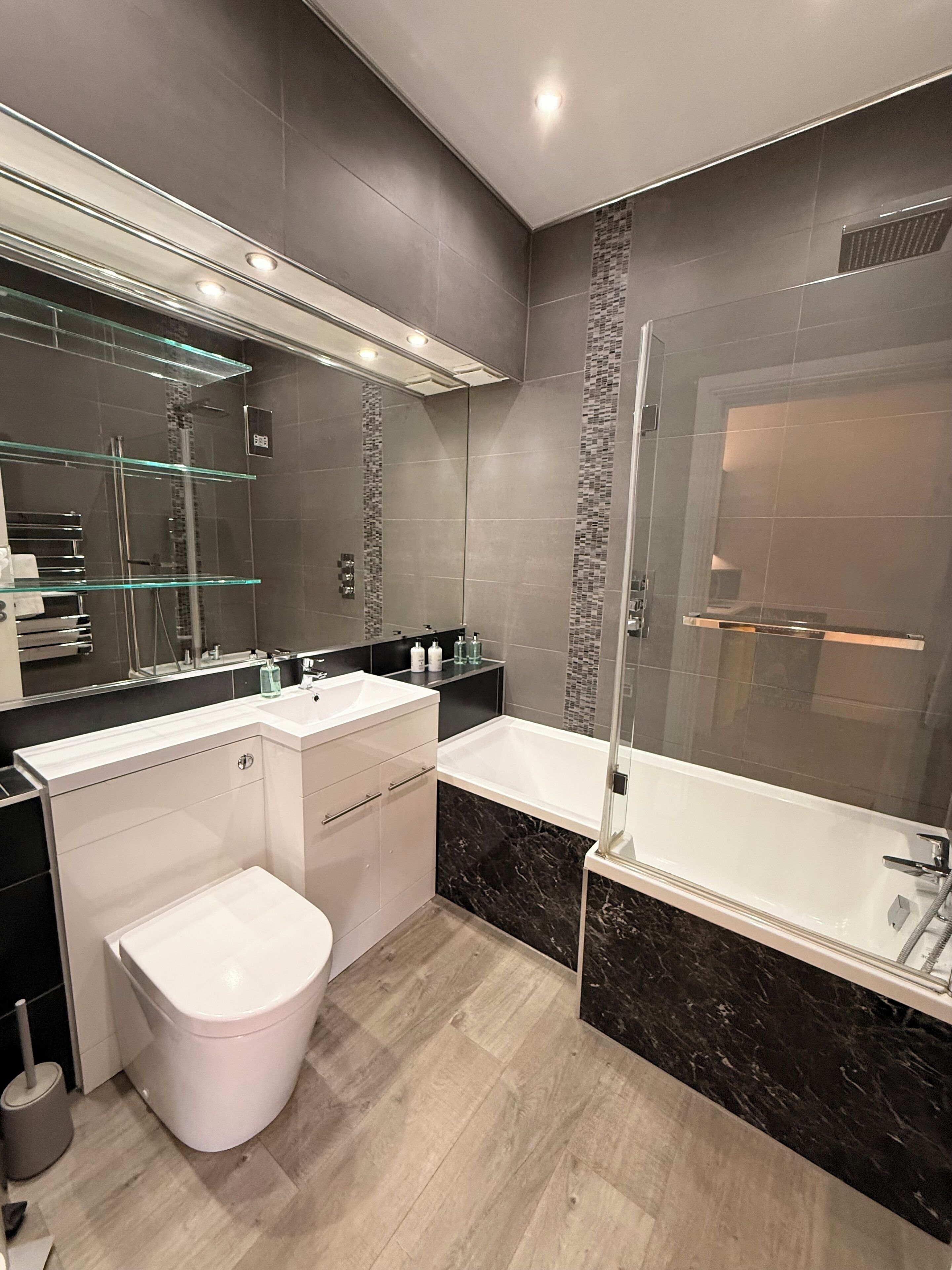 Apartment, 2 Bedrooms | Bathroom | Combined shower/tub, free toiletries, towels