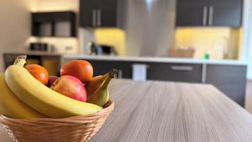 Departamento, 2 habitaciones | Cocina privada | Refrigerador con congelador, microondas y cafetera y tetera