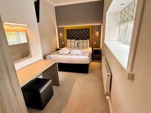 公寓, 2 間臥室 | 書桌、熨斗/熨衣板、床單