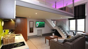 Skrivebord, strygejern/strygebræt, sengetøj