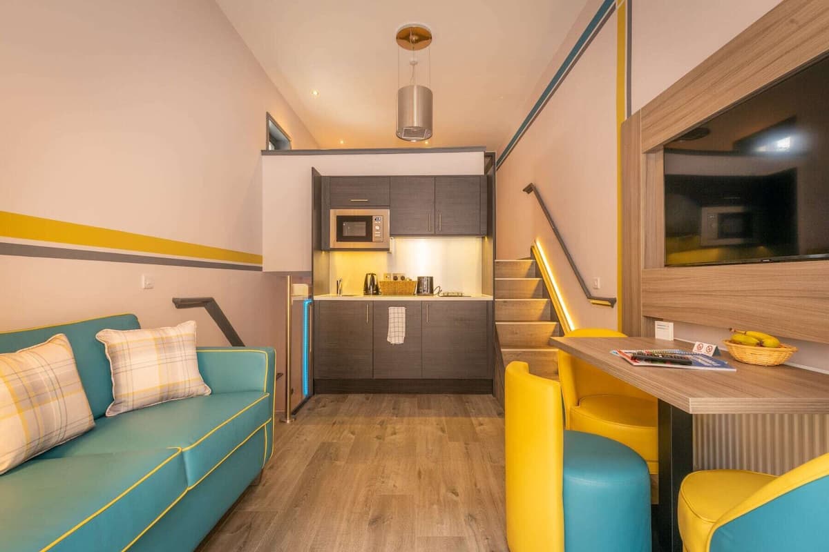 Studio, côté cour intérieure (Split Level, 2nd bed by arrangement) | Coin séjour