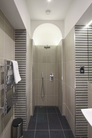 Suite exécutive (2 single beds by arrangement) | Douche de la salle de bain