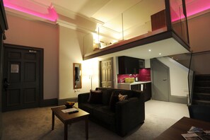 Skrivebord, strykejern/-brett og sengetøy