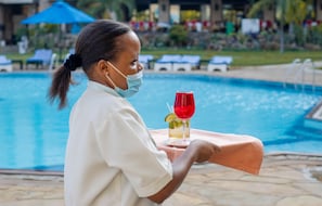 2 restaurants servant le déjeuner, le dîner et le souper