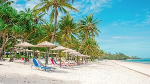 On the beach, white sand, sun-loungers, beach umbrellas - Mombasa Continental Resort (Mombasa)