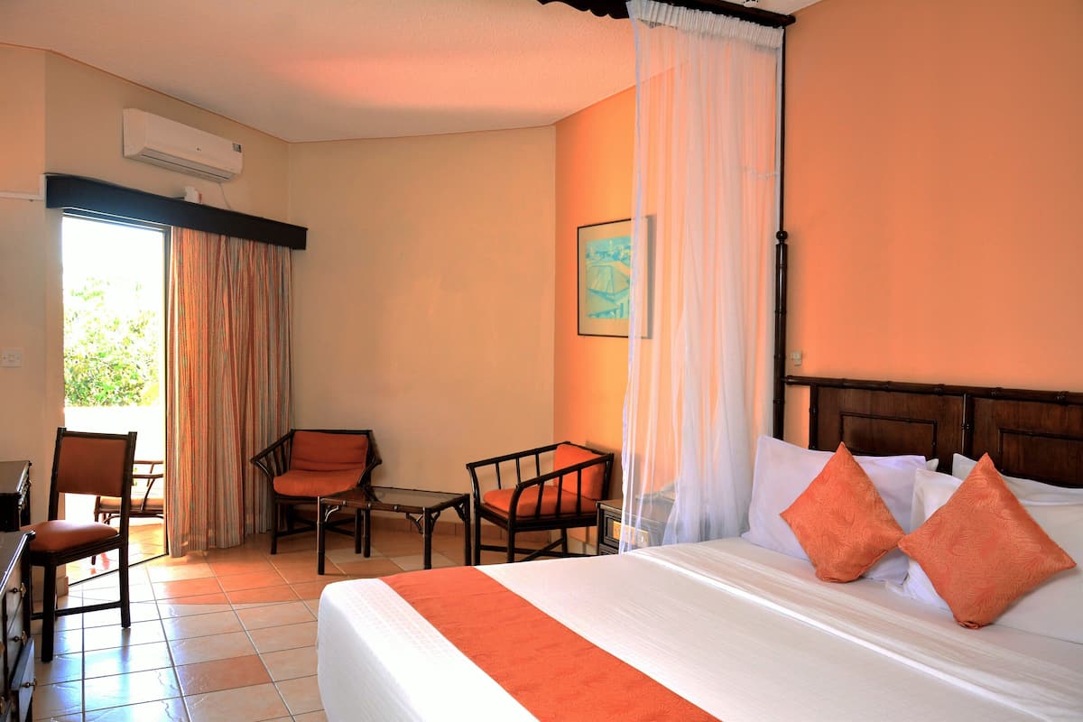 Hochwertige Bettwaren, Betten mit Memory-Foam-Matratzen, Minibar