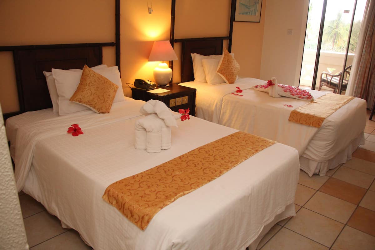 Hochwertige Bettwaren, Betten mit Memory-Foam-Matratzen, Minibar