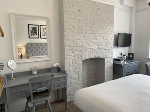Double Room (Room 5) | Egyptian cotton sheets, blackout drapes, iron/ironing board, free WiFi - Castle Hotel (Farningham)