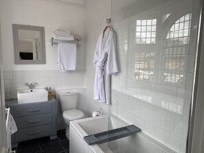 双人房 (Room 5) | 浴室 | 淋浴设施、名牌洗护用品、吹风机、浴袍