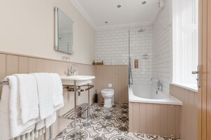 Quarto casal ou duplo standard, no piso térreo | Banheiro | Produtos de toalete de grife, secador de cabelo, toalhas de banho 