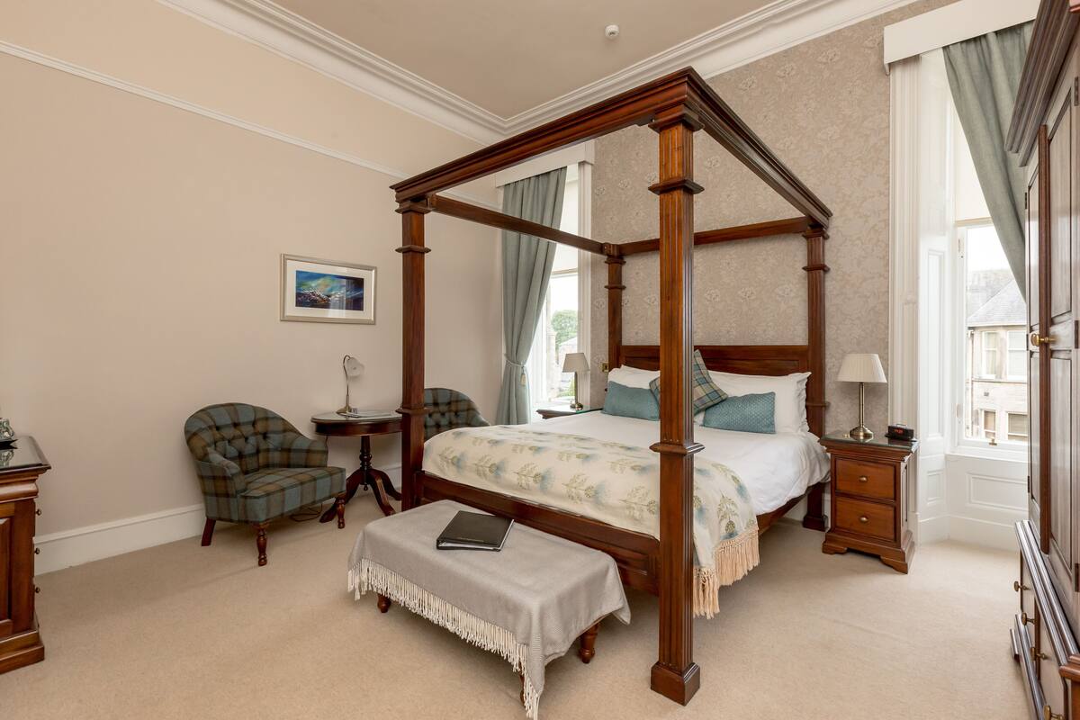 スタンダード ダブルルーム (Four Poster Bed) | エジプト綿のシーツ、高級寝具、ミニバー、アイロン / アイロン台