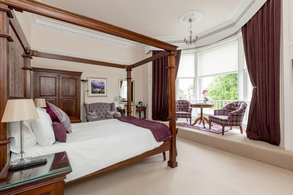 Deluxe tweepersoonskamer, bad (Four Poster Bed) | Lakens van Egyptisch katoen, luxe beddengoed, een minibar