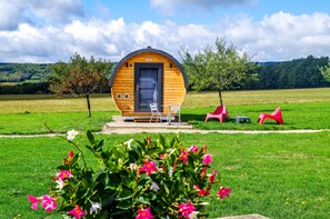 Cortinas blackout, wifi gratis y ropa de cama 