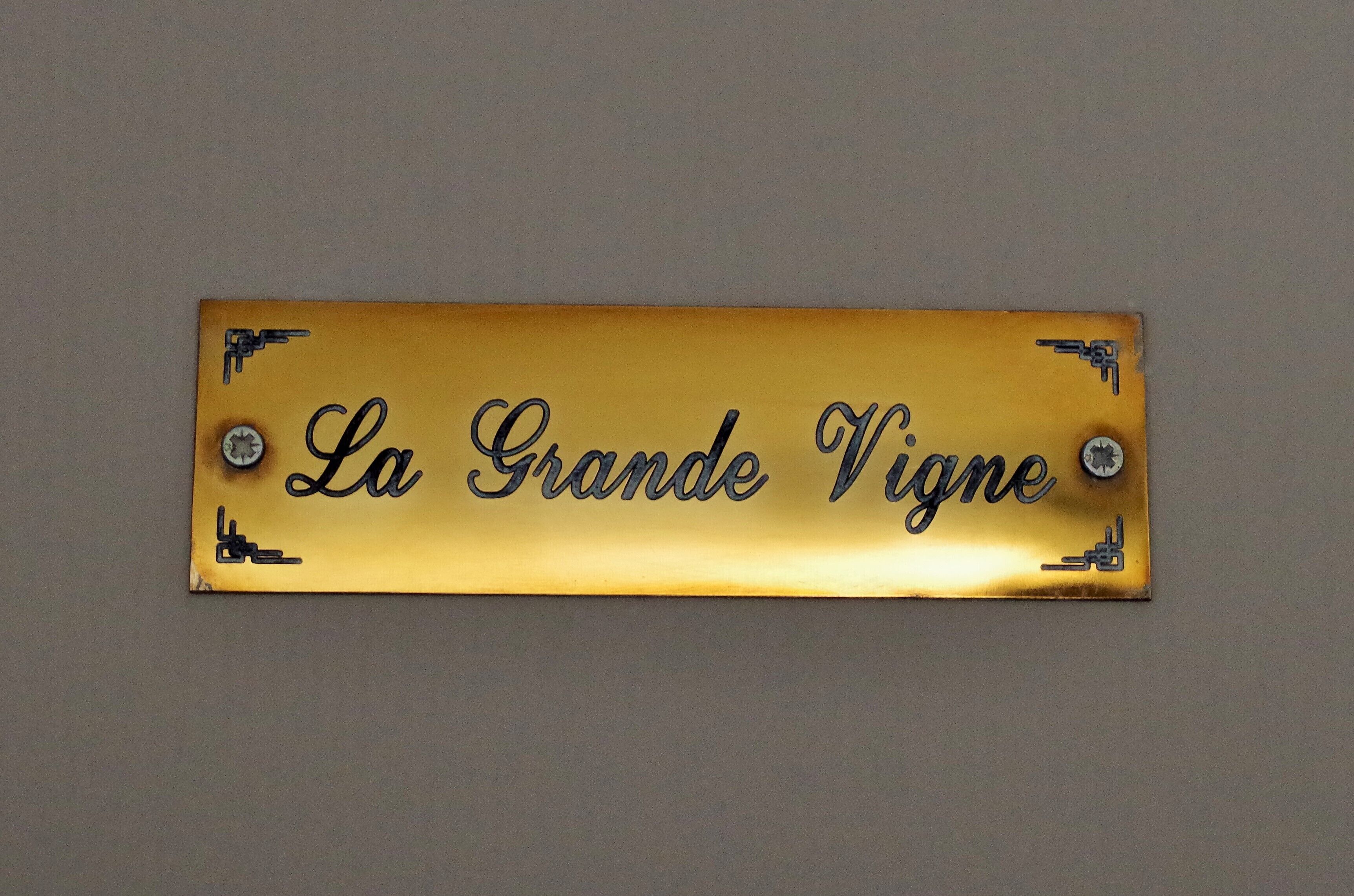 Eine goldene Namensschild mit der Aufschrift 'La Grande Vigne'.