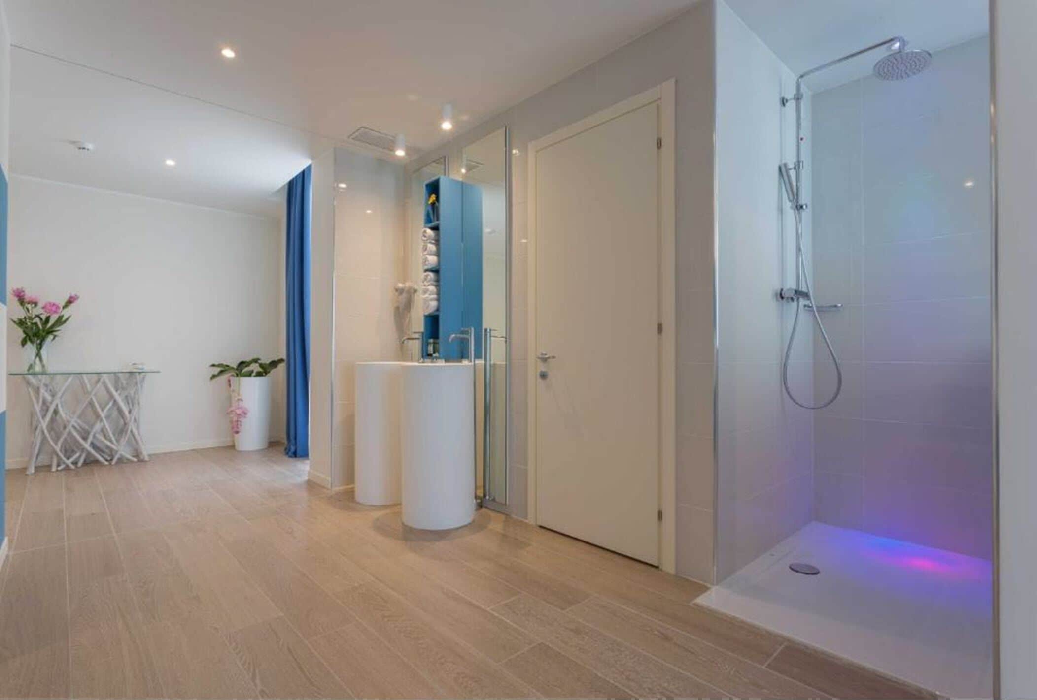 suite, 1 double or 2 single beds, balcony, sea view | bathroom | shower, designer toiletries, hair dryer, bathrobes