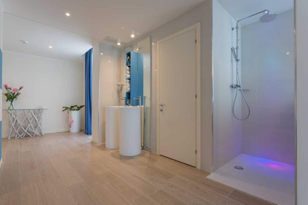 suite, 1 double or 2 single beds, balcony, sea view | bathroom | shower, designer toiletries, hair dryer, bathrobes