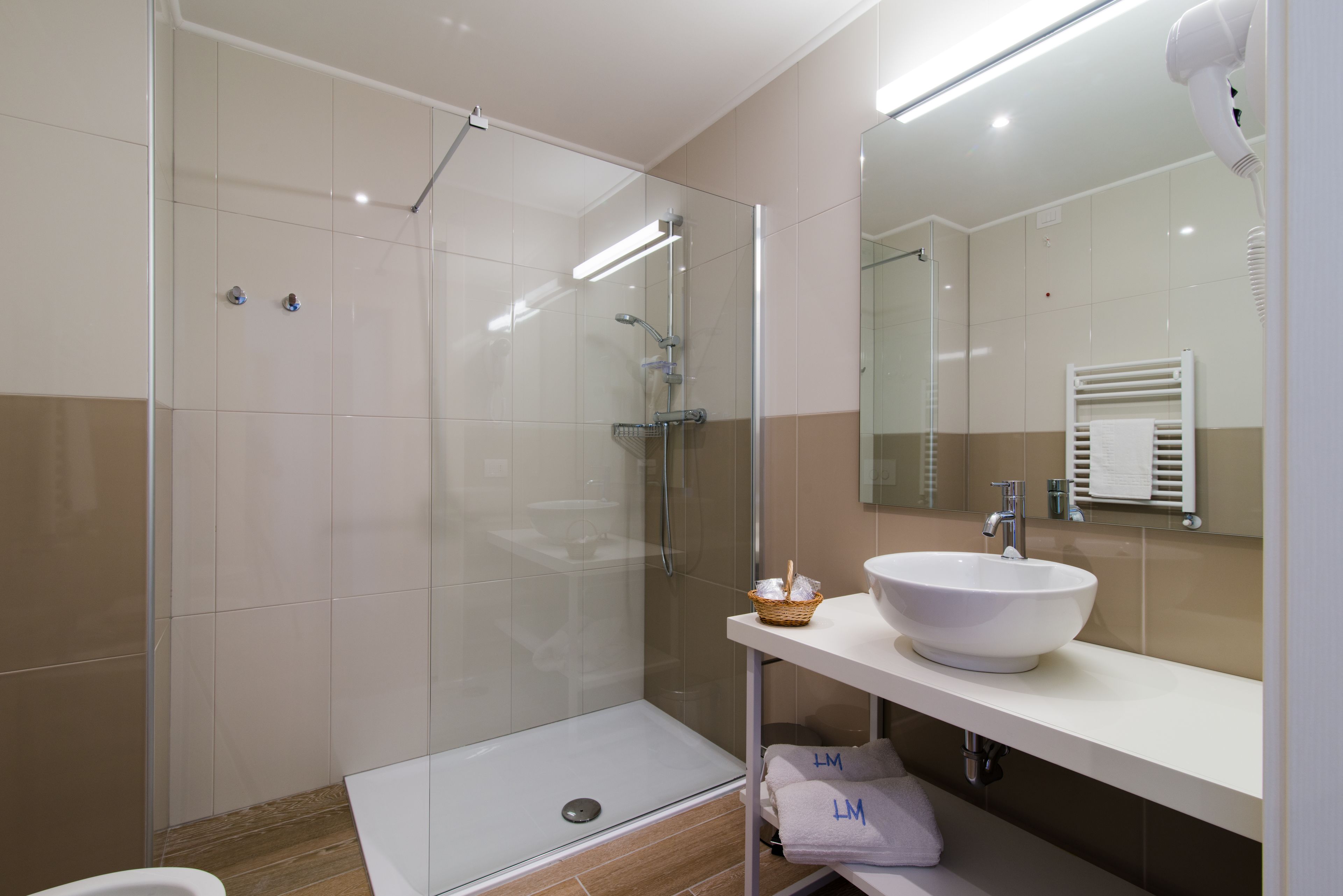 deluxe double or twin room, balcony, sea view | bathroom | shower, designer toiletries, hair dryer, bathrobes