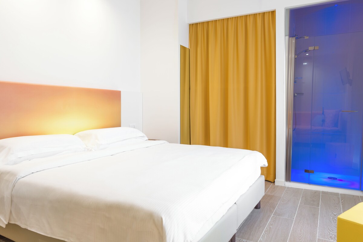 Sengetøy av topp kvalitet, dundyner, minibar og safe på rommet