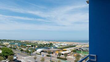 Un paisaje urbano costero con vista a la playa y al mar.