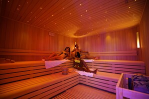 Sauna, hot tub, steam room, Turkish bath/hammam, massage/treatment rooms
