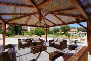 Bar junto a la piscina