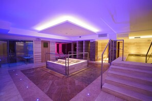 Sauna, hot tub, steam room, Turkish bath/hammam, massage/treatment rooms
