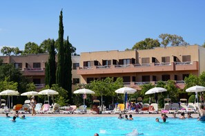 Outdoor pool, pool loungers - Nicolaus Club Otium Sibari Resort (Villapiana)