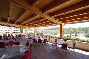 3 restaurants, breakfast, lunch, dinner served; Italian cuisine