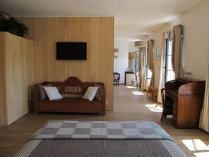 套房 | 客厅 | 平板电视