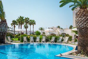 Outdoor pool, pool umbrellas, pool loungers - Nicolaus Club Gabbiano (Pulsano)