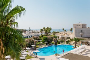 Piscine extérieure, parasols de plage, chaises longues