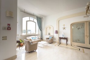 Coin salon dans le hall