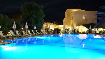 Facciata della struttura - sera/notte