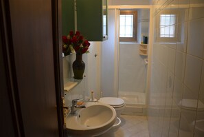 Shower, free toiletries, hair dryer, slippers - La Rosa di Firenze (Florence)