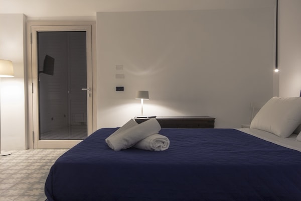 Superior Double Room | Bar mini, peti besi dalam bilik, meja, kalis bunyi