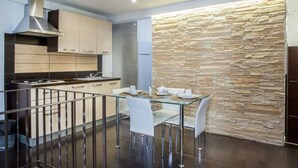 Una cocina moderna con estufa a gas, campana de acero inoxidable y armarios de madera.