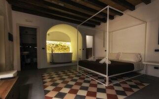 Junior Suite | Minibar, in-room safe, desk, soundproofing